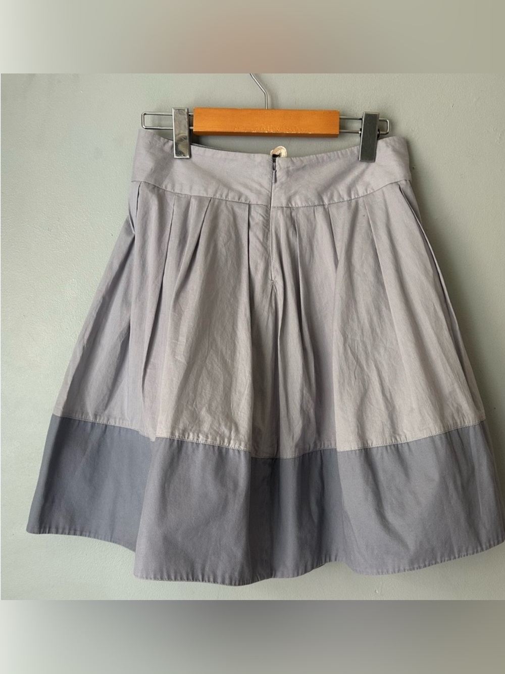 Anthropologie Elevenses Women's Color-Block Pleated Skirt grey/ purple. Size 2. - Picture 3 of 4